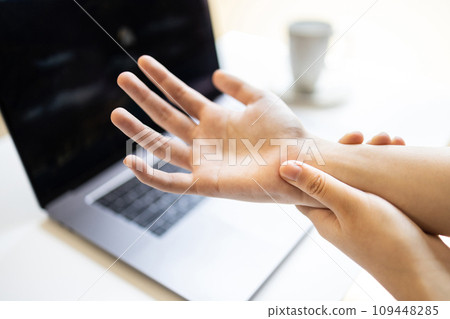 Asian young woman suffering from peripheral neuropathy,disease of nerves,symptoms of numbness or weakness in hands,beriberi in fingers or fingertips,Carpal Tunnel Syndrome,health care,medical concept 109448285