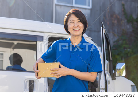 Smiling female delivery driver 109448328