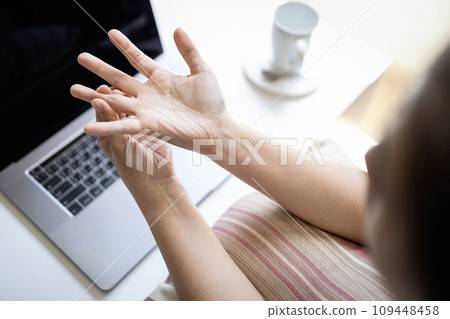 Female office worker suffering from trigger finger disease,painful in fingers and wrist,hurt the hand,health problems,Concept of Trigger Finger,Digital Flexor Tenosynovitis or Stenosing Tenosynovitis Female office worker suffering from trigger finger disease,painful in fingers and wrist,hurt the hand,health problems,Concept of Trigger Finger,Digital Flexor Tenosynovitis or Stenosing Tenosynovitis 109448458