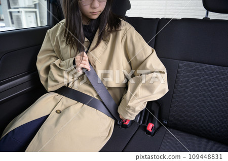 後座有繫安全帶的人 後座有繫安全帶的人 109448831