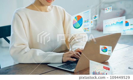 使用個人計算機和電子文件的婦女 使用個人計算機和電子文件的婦女 109449529