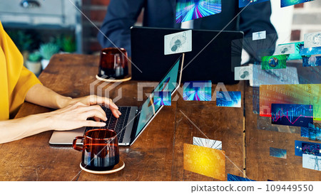 使用 PC 和視頻數據的女性 109449550