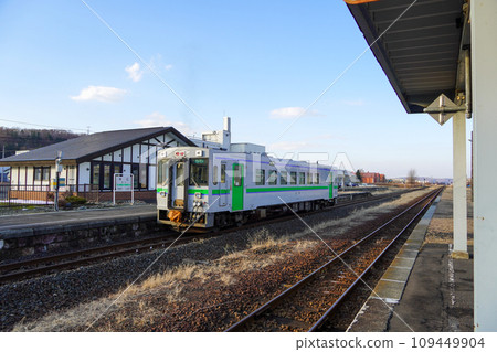 Kiha 150 type diesel train at Yuni Station Kiha 150 type diesel train at Yuni Station 109449904