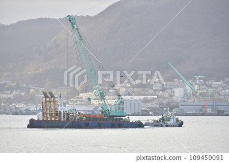 拍攝冬季前往北海道函館市函館港現場的起重駁船和拖船 109450091