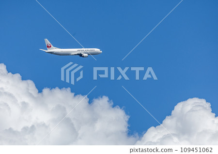 Passenger plane/aircraft/Japan Airlines Boeing 767 taking off from Haneda Airport 109451062