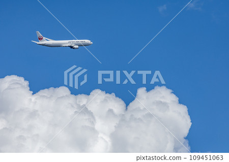 Passenger plane/aircraft/Japan Airlines Boeing 767 taking off from Haneda Airport 109451063