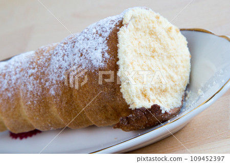 Cake tube cone covered with sugar powder 109452397