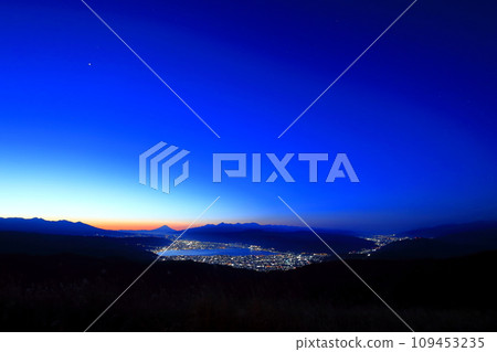 從高博地高原/長野縣鹽尻市橫跨諏訪湖的富士山 109453235