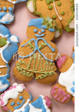Christmas gingerbread in the shape of men decorated with colorful icing, top view Christmas gingerbread in the shape of men decorated with colorful icing, top view 109454689