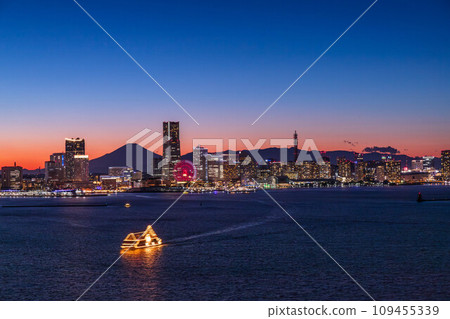 Sunset view of Minato Mirai and Mt. Fuji from Yokohama Bay Bridge Skywalk 109455339