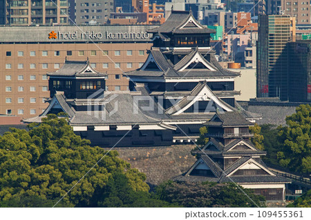 Kumamoto Prefecture/ Fresh greenery of Kumamoto Castle and Kumamoto Castle ruins (castle tower and Uto turret) distant view (photographed with a super telephoto lens) 109455361
