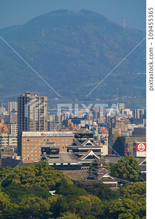Kumamoto Prefecture/ Fresh greenery of Kumamoto Castle and Kumamoto Castle ruins (castle tower and Uto turret) distant view (photographed with a super telephoto lens) Kumamoto Prefecture/ Fresh greenery of Kumamoto Castle and Kumamoto Castle ruins (castle tower and Uto turret) distant view (photographed with a super telephoto lens) 109455365