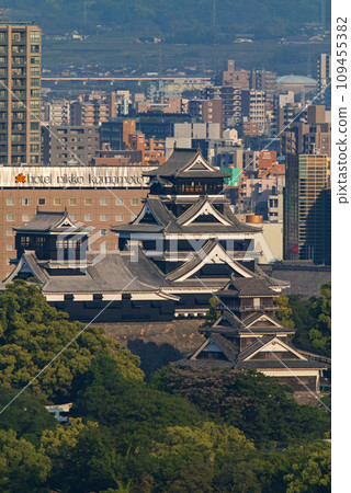 熊本縣/熊本城的新綠和熊本城遺址（天守閣和宇土砲台）遠景（用超遠攝鏡頭拍攝） 109455382