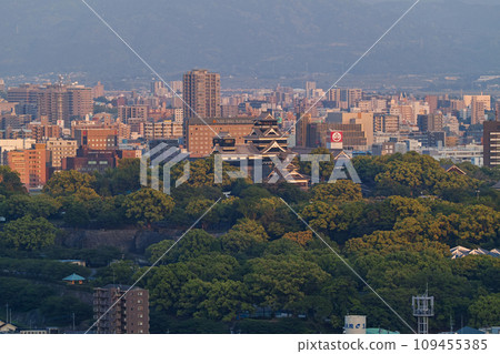 熊本縣/熊本城的新綠和熊本城遺址（天守閣和宇土砲台）遠景（用超遠攝鏡頭拍攝） 109455385