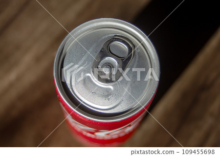 Can sweet and fizzy soft drink original that is popular all over the world 109455698