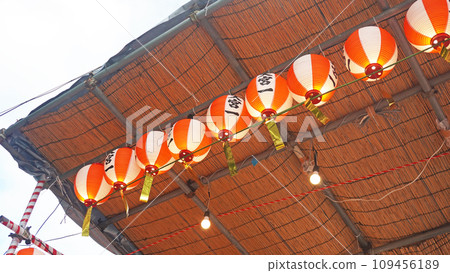 Lanterns lined up on the turret (summer festival) 109456189
