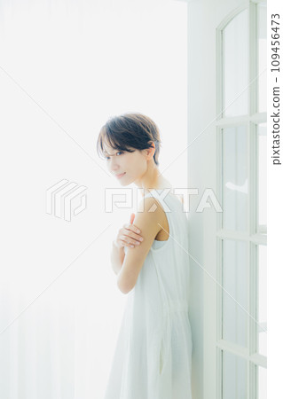 沐浴在早晨太陽的中間婦女 109456473