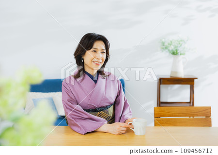 一個穿著和服的女人 一個穿著和服的女人 109456712