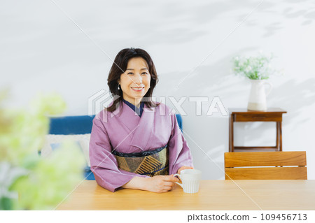一個穿著和服的女人 一個穿著和服的女人 109456713