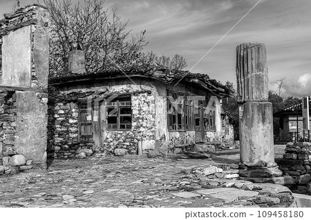 Stratonikeia is one of the rare ancient cities where Carian, Roman and Ottoman architecture are intertwined. 109458180