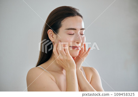 30多歲的女人透過按摩臉部來護理皮膚 30多歲的女人透過按摩臉部來護理皮膚 109458325