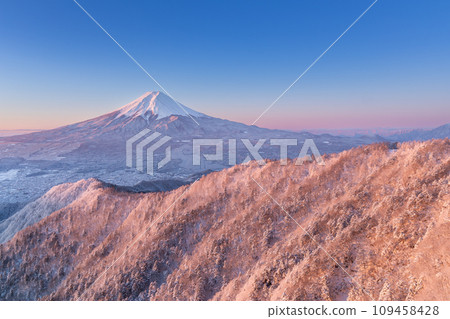 Yamanashi_ Spectacular scenery of Crimson Fuji and snowy scenery at dawn 109458428