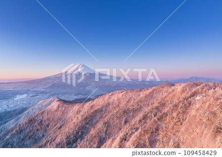 山梨縣_紅富士的壯麗景色和黎明的雪景 山梨縣_紅富士的壯麗景色和黎明的雪景 109458429