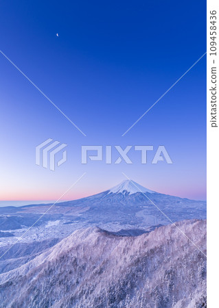 Yamanashi_ Spectacular scenery of Crimson Fuji and snowy scenery at dawn 109458436