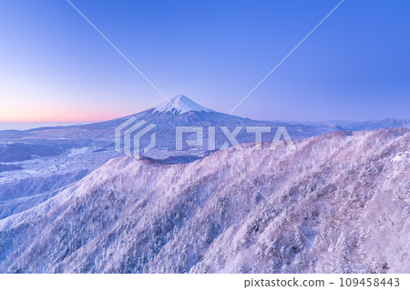 Yamanashi_ Spectacular scenery of Crimson Fuji and snowy scenery at dawn 109458443