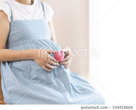 pregnant woman with heart 109458668