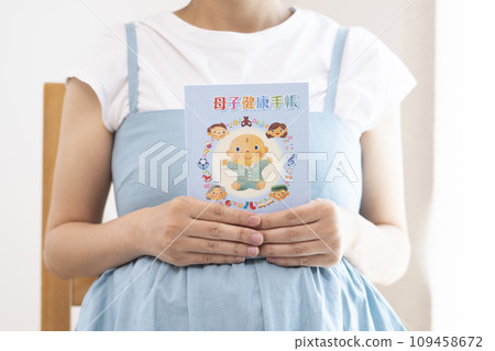 Pregnant woman and maternal and child health handbook image 109458672