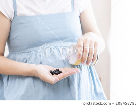 孕婦服用補充劑的圖片 孕婦服用補充劑的圖片 109458785