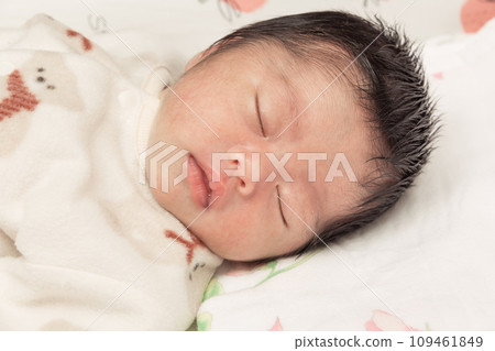 [Newborn baby sleeps] 109461849