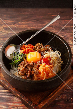 Stone-grilled bibimbap 109463203