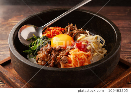 Stone-grilled bibimbap 109463205