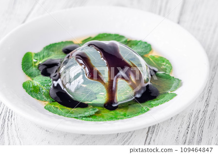 Portion of raindrop cake 109464847