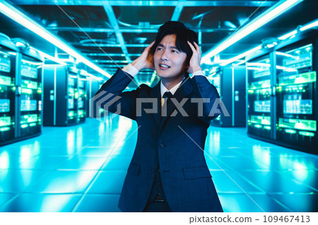 商人在伺服器機房抱著頭 109467413