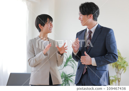 Business woman making a proposal with gestures 1 Business woman making a proposal with gestures 1 109467436