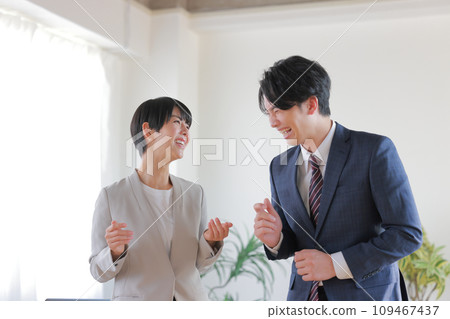 站立會議_商人大笑1 109467437