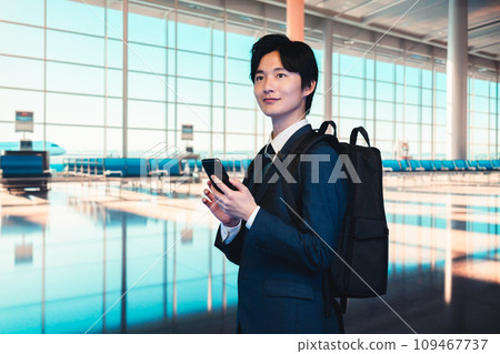 走在機場的商人 走在機場的商人 109467737