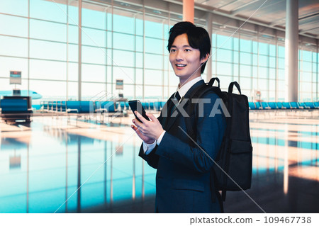 走在機場的商人 走在機場的商人 109467738