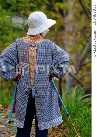 Walking for an old man 109468019