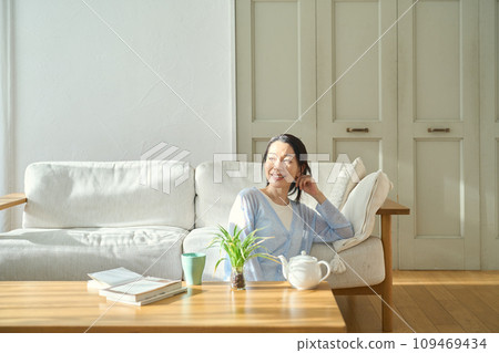 Woman relaxing in the living room 109469434