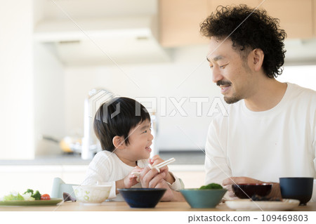 和爸爸一起吃飯真好吃，父子教拿筷子 109469803