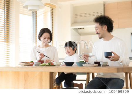 Also in the main visual! Close-up of a smiling parent and child eating in a bright dining room Also in the main visual! Close-up of a smiling parent and child eating in a bright dining room 109469809