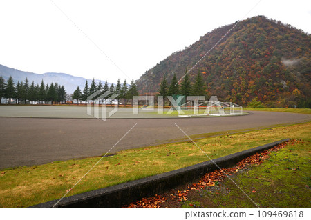 山中的秋葉 從湯澤中央公園眺望的秋景 山中的秋葉 從湯澤中央公園眺望的秋景 109469818