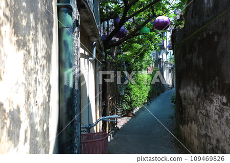 Hoi An, the ancient capital of Vietnam: Back alley in the afternoon 109469826