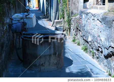 Hoi An, the ancient capital of Vietnam: a well in a back alley 109469833