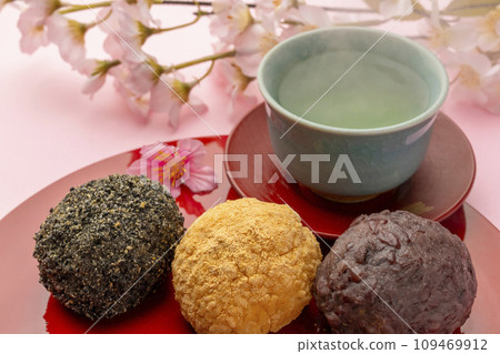 Ohagi Three-colored Ohagi Spring Equinox Make tea Ohagi Three-colored Ohagi Spring Equinox Make tea 109469912