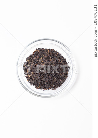 玻璃容器中的紅茶葉，白色背景 109470131